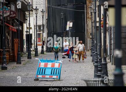 Bucarest, Romania - 06 giugno 2021: Gabroveni, una strada in stile antico con case con una bella architettura dove bar, negozi e ristoranti sono aperti Foto Stock