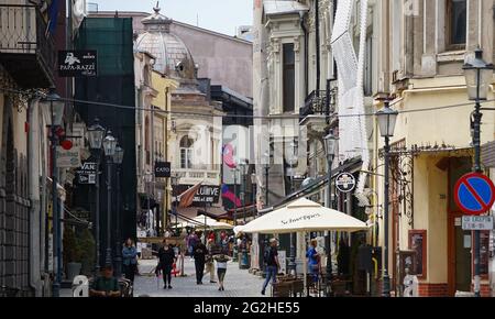 Bucarest, Romania - 06 giugno 2021: Lipscani, una strada in stile antico con case con una bella architettura dove bar, negozi e ristoranti sono aperti t Foto Stock