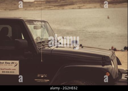 Il parcheggio della Wrangler Jeep è vicino al lago Powell, Utah, USA Foto Stock