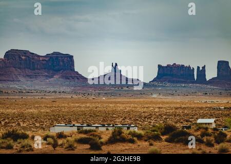 Il paesaggio unico di Monument Valley, Utah, USA.East e West Mitten Buttes Foto Stock