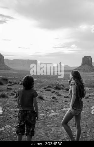 Ragazzo e ragazza sono felici per la splendida vista classica della Monument Valley da Artist Point. Monument Valley Navajo Tribal Park, Utah e Arizona, USA all'interno della Monument Valley Foto Stock