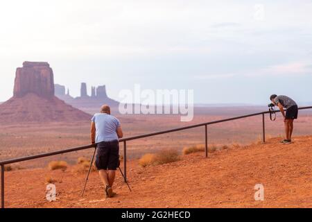 Fotografi all'Artist Point a Monument Valley Navajo Tribal Park, Utah e Arizona, USA Foto Stock