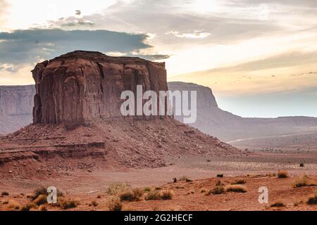 Vista classica della Monument Valley da Artist Point. Monument Valley Navajo Tribal Park, Utah e Arizona, USA all'interno della Monument Valley Foto Stock