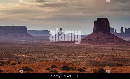 Vista classica della Monument Valley da Artist Point. Monument Valley Navajo Tribal Park, Utah e Arizona, USA all'interno della Monument Valley Foto Stock