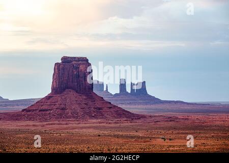 Vista classica della Monument Valley da Artist Point. Monument Valley Navajo Tribal Park, Utah e Arizona, Stati Uniti Foto Stock