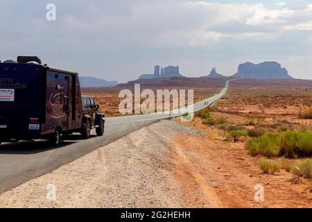 Vista spettacolare della Monument Valley dal famoso Forrest Gump Point (Mexican Hat, US-163), Utah, USA. È la scena del film in cui Forrest finalmente si ferma dopo la corsa quotidiana per alcuni anni. Foto Stock