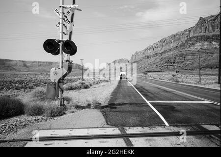 Vista panoramica sulla UT-313 con una jeep wrangler e roulotte / rimorchio. Moab, Utah, Stati Uniti Foto Stock