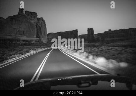 On the Arches Scenic Drive nel parco nazionale di Arches, vicino a Moab, Utah, USA Foto Stock