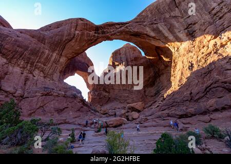 Il famoso Double Arch - una formazione di arenaria e popolare luogo fotografico con due grandi archi che si spriggono dalla stessa fondazione laterale - noto per le campate anteriori e posteriori nel Parco Nazionale di Arches, vicino a Moab nello Utah, USA Foto Stock