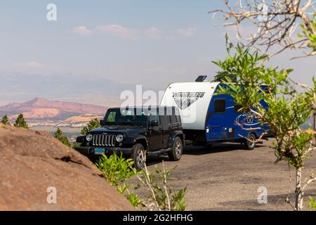 Parcheggio Jeep e Caravan al Vista Point Larb Hollow Overlook, Garfield County, Utah, Stati Uniti. Foto Stock