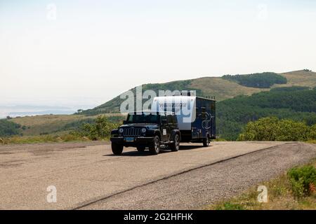 Parcheggio Jeep e Caravan in un punto panoramico vicino a Boulder, Utah, USA. Parcheggio Jeep e Caravan al Hogback - un punto di vista vicino a Boulder, Utah, Stati Uniti. Foto Stock