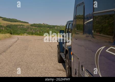 Parcheggio Jeep e Caravan in un punto panoramico vicino a Boulder, Utah, USA. Foto Stock