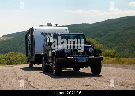 Parcheggio Jeep e Caravan in un punto panoramico vicino a Boulder, Utah, USA. Parcheggio Jeep e Caravan al Hogback - un punto di vista vicino a Boulder, Utah, Stati Uniti. Foto Stock