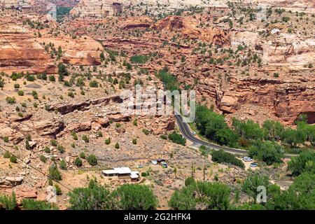 Parcheggio Jeep e Caravan a Scenic Spot vicino al fiume Escalante a Escalante, Utah, USA Foto Stock