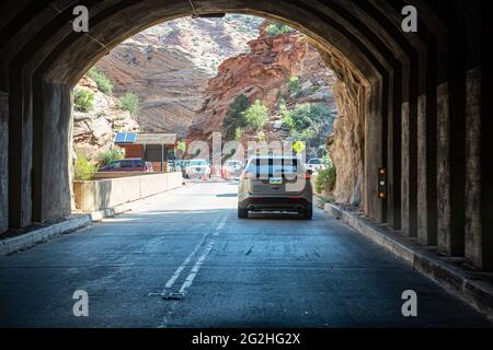 Mount Carmel Highway - all'interno del tunnel Zion Mount Carmel - Zion National Park, Utah, USA Foto Stock