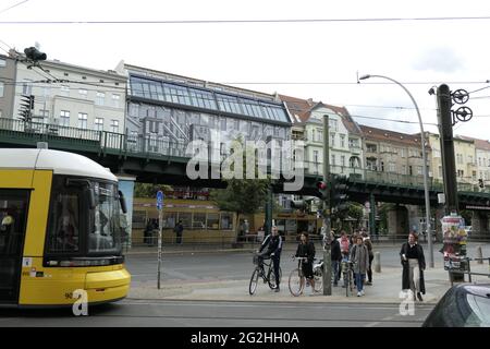 U-Bahn Eberswalder Strasse, Kastanienalle, Prenzlauer Berg, Berlin Mitte, Berlino, Germania Foto Stock