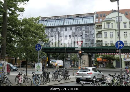 U-Bahn Eberswalder Strasse, Kastanienalle, Prenzlauer Berg, Berlin Mitte, Berlino, Germania Foto Stock