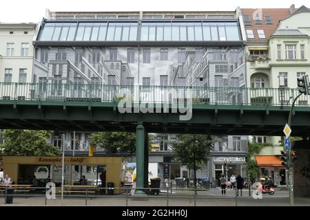 U-Bahn Eberswalder Strasse, Kastanienalle, Prenzlauer Berg, Berlin Mitte, Berlino, Germania Foto Stock