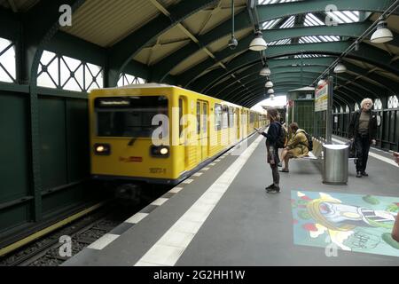 U-Bahn Eberswalder Strasse, Kastanienalle, Prenzlauer Berg, Berlin Mitte, Berlino, Germania Foto Stock