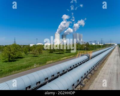 Sistema a nastro di carbone di fronte alla centrale elettrica di Lippendorf Foto Stock