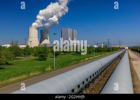 Sistema a nastro di carbone di fronte alla centrale elettrica di Lippendorf Foto Stock