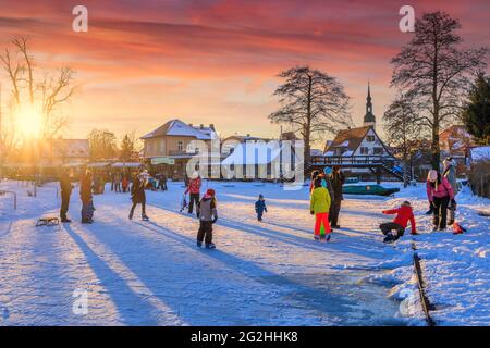 Pattinatori di ghiaccio nello Spreewald Foto Stock