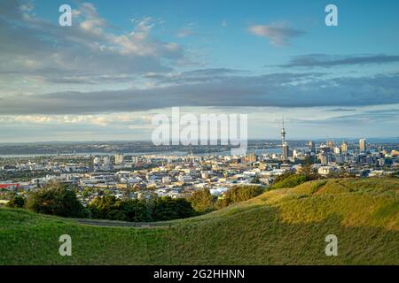 Vista di Aukland dal punto di osservazione del Monte Eden, punto di osservazione di Auckland, Auckland Privevince, Isola del Nord, Nuova Zelanda Foto Stock