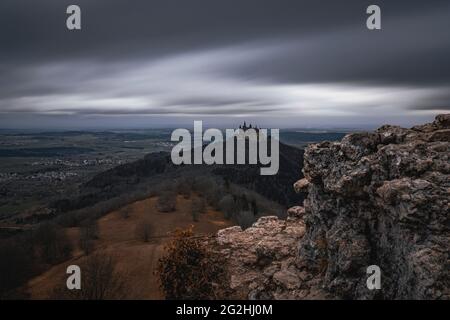 Le fitte nuvole si spostano sul paese, il castello di Hohenzollern, l'Alb sveva, Baden-Wuerttemberg, Germania, Europa Foto Stock