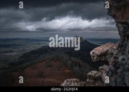 Le fitte nuvole si spostano sul paese, il castello di Hohenzollern, l'Alb sveva, Baden-Wuerttemberg, Germania, Europa Foto Stock