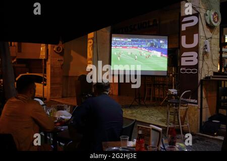 Pagani, Italia. 11 Giugno 2021. Prima partita dei Campionati europei di calcio 2021 tra Italia e Turchia allo Stadio Olimpico di Roma. Italia contro Turchia 3-0 . In tutte le città italiane i luoghi pubblici offrono ai loro clienti un grande schermo per partecipare al gioco d'Italia anche mangiando buon cibo. (Foto di Pasquale Senatore/Pacific Press) Credit: Pacific Press Media Production Corp./Alamy Live News Foto Stock