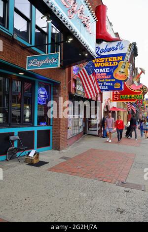 Nashville, Tennessee, Stati Uniti. Al neon colorato, le indicazioni abbondano sopra e intorno a negozi, ristoranti e bar lungo Broadway. Foto Stock