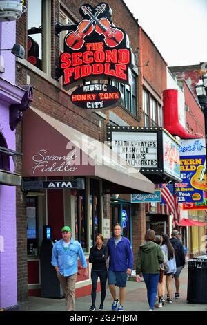 Nashville, Tennessee, Stati Uniti. South Broadway nel quartiere storico di Broadway è famoso per i suoi luoghi di divertimento, le attrazioni e le indicazioni. Foto Stock