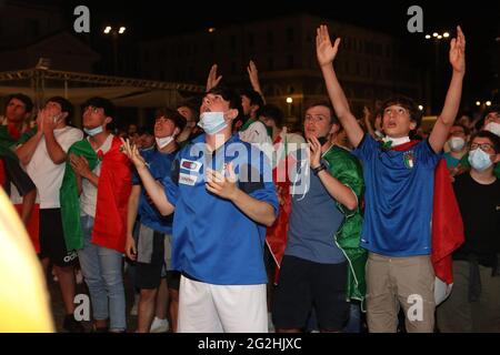 Roma, Italia. 11 Giugno 2021. Tifosi italiani a Piazza del Popolo Fanzone a Roma, per il gioco d'apertura di Euro 2020 Italia contro Turchia. (Foto di Paolo Pizzi/Pacific Press) Credit: Pacific Press Media Production Corp./Alamy Live News Foto Stock