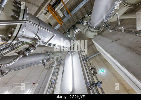 Oberhausen, area della Ruhr, Renania Settentrionale-Vestfalia, Germania - Emscher conversione, nuova costruzione della fogna DA FORNO Emscher, qui la nuova stazione di pompaggio di Oberhausen, la sala macchine con le pompe che in futuro convoglieranno 16,000 litri di acque reflue al minuto, La conversione ecologica del sistema Emscher consiste nella costruzione di un sistema centrale di trattamento delle acque reflue nella zona della Ruhr, nella costruzione di fognature e nella rinaturazione dell'Emscher e dei suoi affluenti. Foto Stock