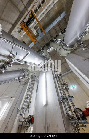 Oberhausen, area della Ruhr, Renania Settentrionale-Vestfalia, Germania - Emscher conversione, nuova costruzione della fogna DA FORNO Emscher, qui la nuova stazione di pompaggio di Oberhausen, la sala macchine con le pompe che in futuro convoglieranno 16,000 litri di acque reflue al minuto, La conversione ecologica del sistema Emscher consiste nella costruzione di un sistema centrale di trattamento delle acque reflue nella zona della Ruhr, nella costruzione di fognature e nella rinaturazione dell'Emscher e dei suoi affluenti. Foto Stock