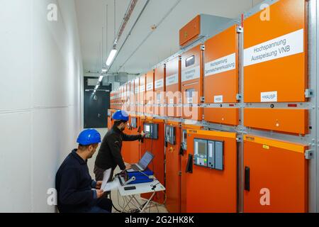 Oberhausen, area della Ruhr, Renania Settentrionale-Vestfalia, Germania - gruppi di comando, impianti elettrici in edifici industriali, nuova stazione di pompaggio Oberhausen, conversione Emscher, nuova costruzione della rete fognaria EMSCHER. Foto Stock