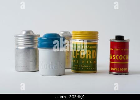 Assortimento di vecchi barattoli di film e contenitori di film degli anni '50. Foto Stock