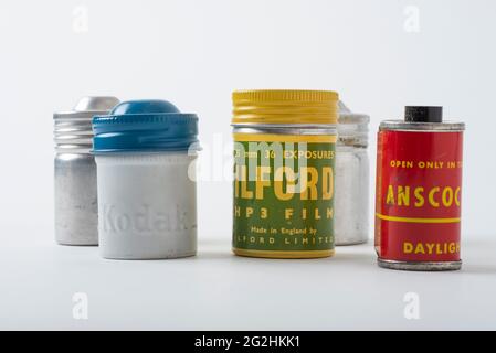 Assortimento di vecchi barattoli di film e contenitori di film degli anni '50. Foto Stock