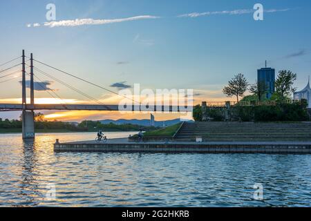 Wien, Vienna, fiume Neue Donau (nuovo Danubio), ponte Kaisermühlenbrücke, DC Tower 1, tramonto nel 22. Donaustadt, Vienna, Austria Foto Stock