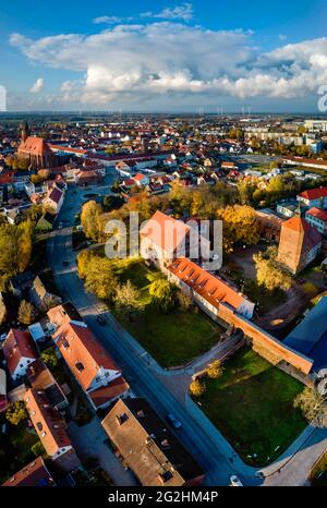 Vista di Beeskow an der Spree con il complesso del castello e la chiesa cittadina: Foto Stock