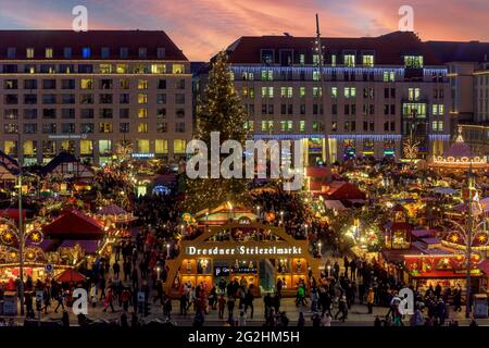 Il Dresden Striezelmarkt è uno dei più antichi mercatini di Natale della Germania Foto Stock