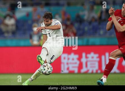 Roma, Italia. 11 Giugno 2021. Manuel Locatelli in Italia spara durante il gruppo UNA partita tra Turchia e Italia all'UEFA EURO 2020 a Roma, 11 giugno 2021. Credit: Cheng Tingting/Xinhua/Alamy Live News Foto Stock