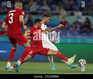 Roma, Italia. 11 Giugno 2021. Zeki Celik (C) della Turchia vies con Leonardo Spinazzola (R) d'Italia durante il gruppo A match tra Turchia e Italia all'UEFA EURO 2020 a Roma, 11 giugno 2021. Credit: Cheng Tingting/Xinhua/Alamy Live News Foto Stock