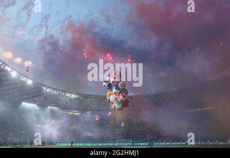 Roma, Italia. 11 Giugno 2021. Il tenore italiano Andrea Bocelli si esibisce durante la cerimonia di apertura davanti al gruppo UNA partita tra Turchia e Italia all'UEFA EURO 2020 a Roma, 11 giugno 2021. Credit: Cheng Tingting/Xinhua/Alamy Live News Foto Stock