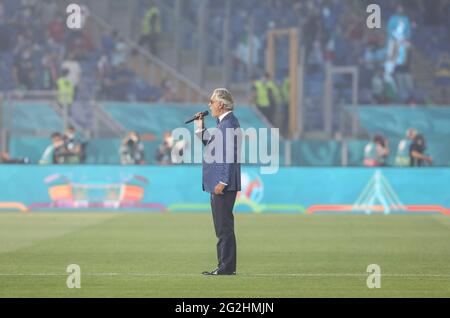 Roma, Italia. 11 Giugno 2021. Il tenore italiano Andrea Bocelli si esibisce durante la cerimonia di apertura davanti al gruppo UNA partita tra Turchia e Italia all'UEFA EURO 2020 a Roma, 11 giugno 2021. Credit: Cheng Tingting/Xinhua/Alamy Live News Foto Stock