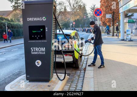 MOBipunkt con stazione di ricarica rapida: La capitale di Stato della Sassonia Dresda vuole diventare una città modello per l'elettromobilità Foto Stock