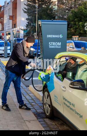 MOBipunkt con stazione di ricarica rapida: La capitale di Stato della Sassonia Dresda vuole diventare una città modello per l'elettromobilità Foto Stock