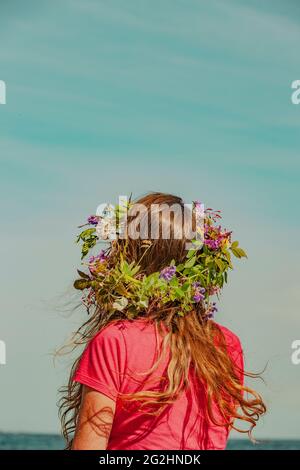 Donna con corona di fiori nei capelli in Svezia Foto Stock