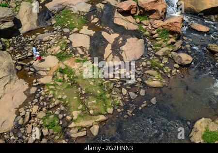 Persone che si godono Falls Park sul fiume Reedy da sopra, Greenville, Carolina del Sud Foto Stock