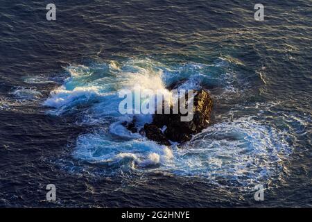 Surf in mare a Sumburgh Head, sera luce, Scozia, Shetland Islands Foto Stock